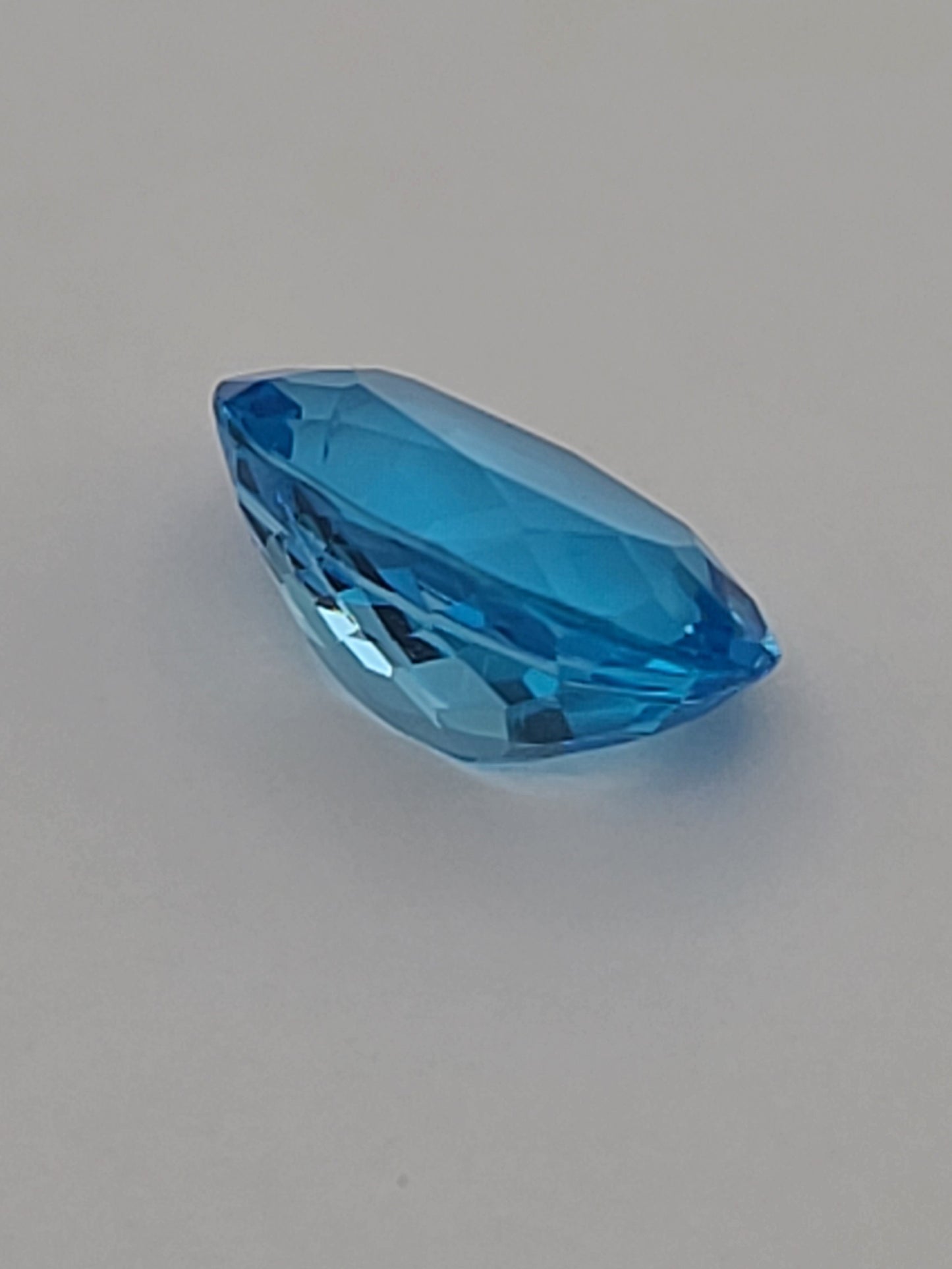 6.95ct ETW Swiss Blue Topaz Gemstone - Oval Cut