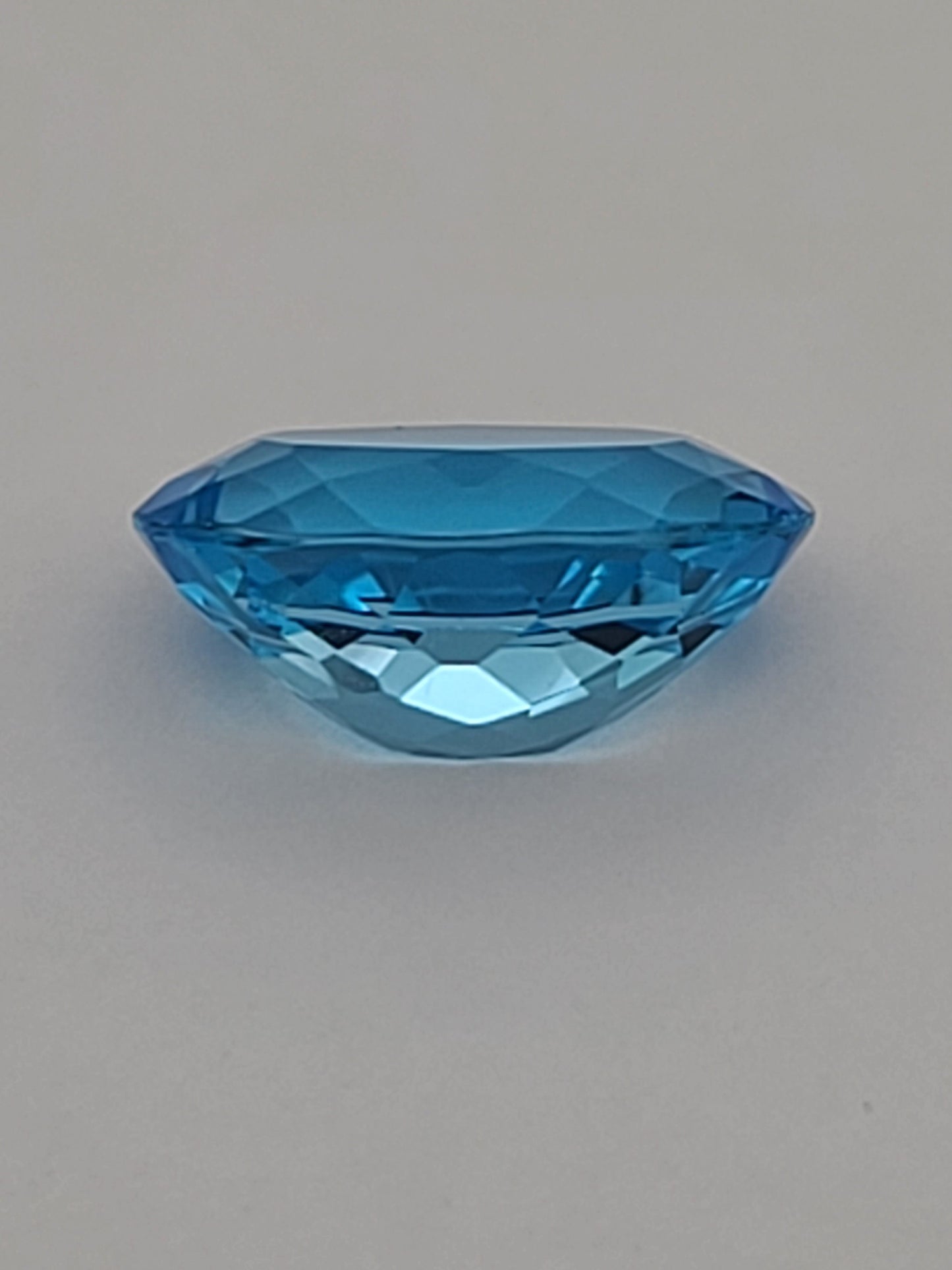 6.95ct ETW Swiss Blue Topaz Gemstone - Oval Cut